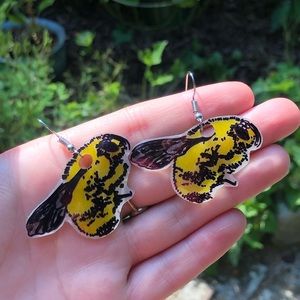 Plastic bee earrings